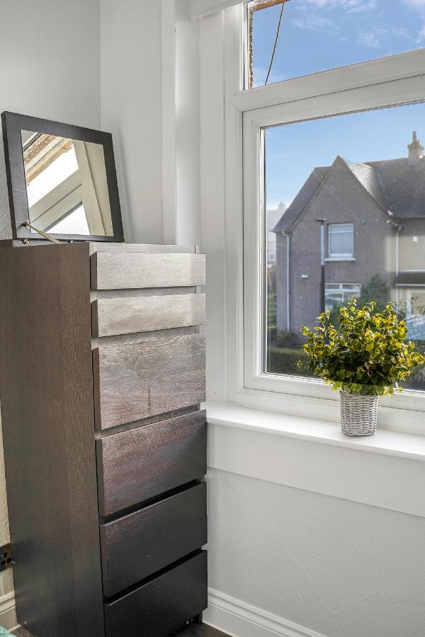 Modern & Spacious 2 Bedroom House - Free Parking - Front & Back Garden - Private Main Door Entrance Edinburgh Eksteriør billede