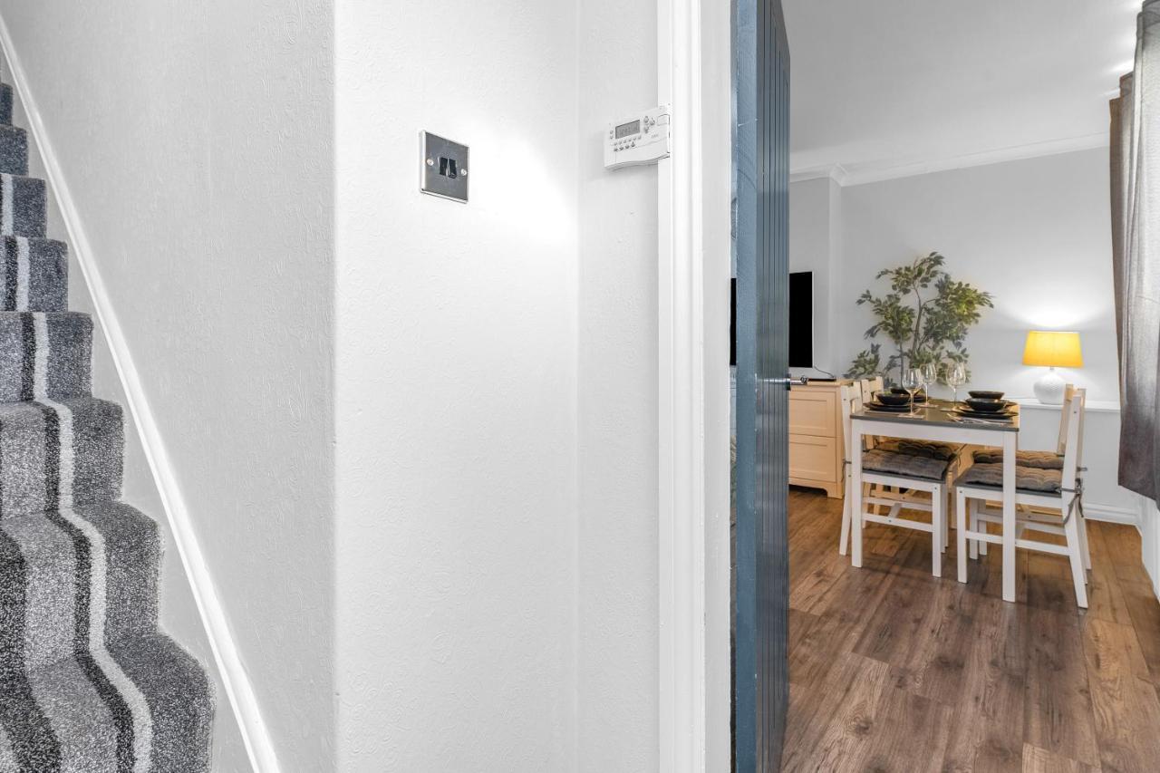 Modern & Spacious 2 Bedroom House - Free Parking - Front & Back Garden - Private Main Door Entrance Edinburgh Eksteriør billede
