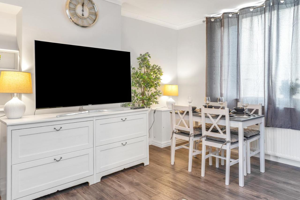 Modern & Spacious 2 Bedroom House - Free Parking - Front & Back Garden - Private Main Door Entrance Edinburgh Eksteriør billede