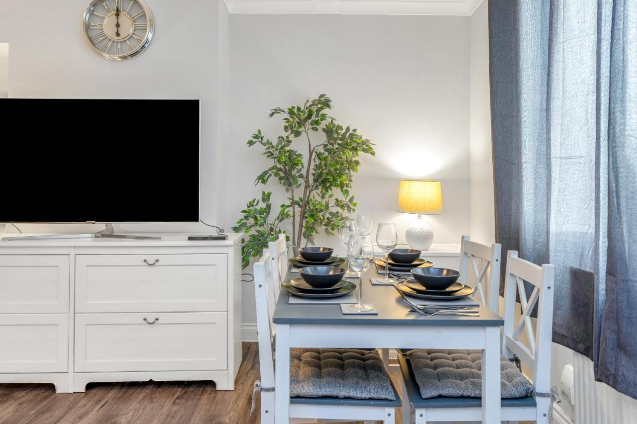 Modern & Spacious 2 Bedroom House - Free Parking - Front & Back Garden - Private Main Door Entrance Edinburgh Eksteriør billede