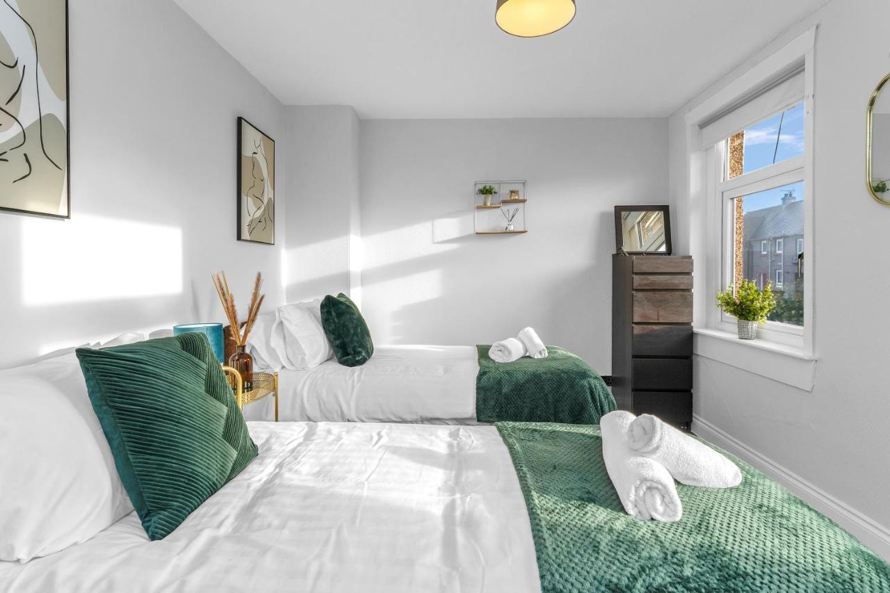 Modern & Spacious 2 Bedroom House - Free Parking - Front & Back Garden - Private Main Door Entrance Edinburgh Eksteriør billede