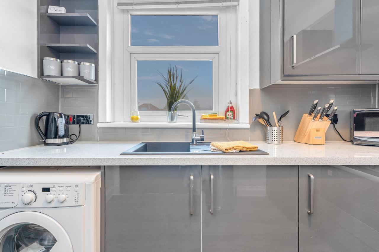 Modern & Spacious 2 Bedroom House - Free Parking - Front & Back Garden - Private Main Door Entrance Edinburgh Eksteriør billede